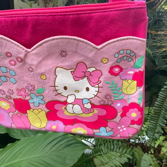 Sanrio Hello Kitty Adorable Purse - Picture 5 of 6